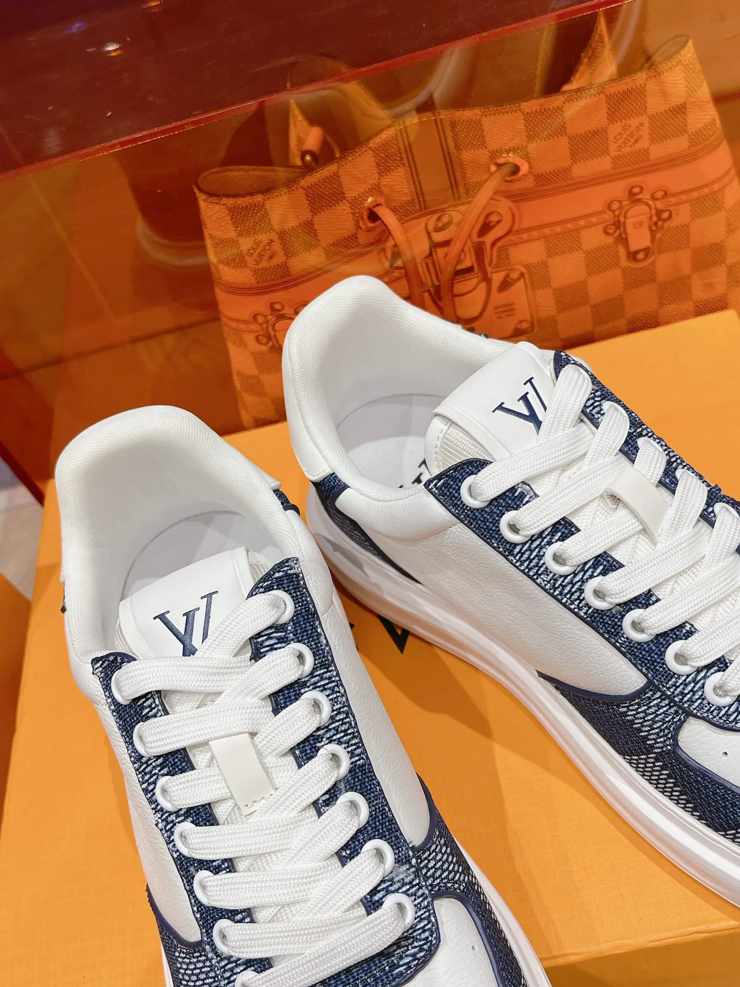 👟👟Ex-factory price 680👟👟 New LV white shoes for men, checkerboard series, plaid color matching, pure cowhide, 3D printed breathable holes, men's casual business travel shoes👟full of comfort, size: 37-45